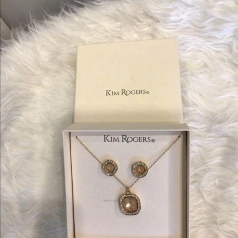 ❄️ Kim Rogers | Gold Square Earrings and Necklace Set